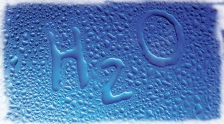 надпись H2O на стекле