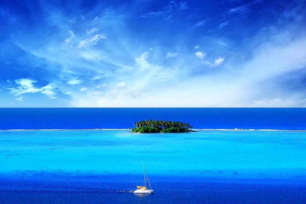 Green-Island-In-Middle-Of-Blue-Ocean-And-White-Boat-2880x1920.jpg